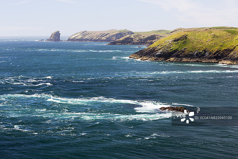 从威尔士彭布罗克郡沃尔塔克角眺望斯库默岛，可见汹涌的潮汐图片素材