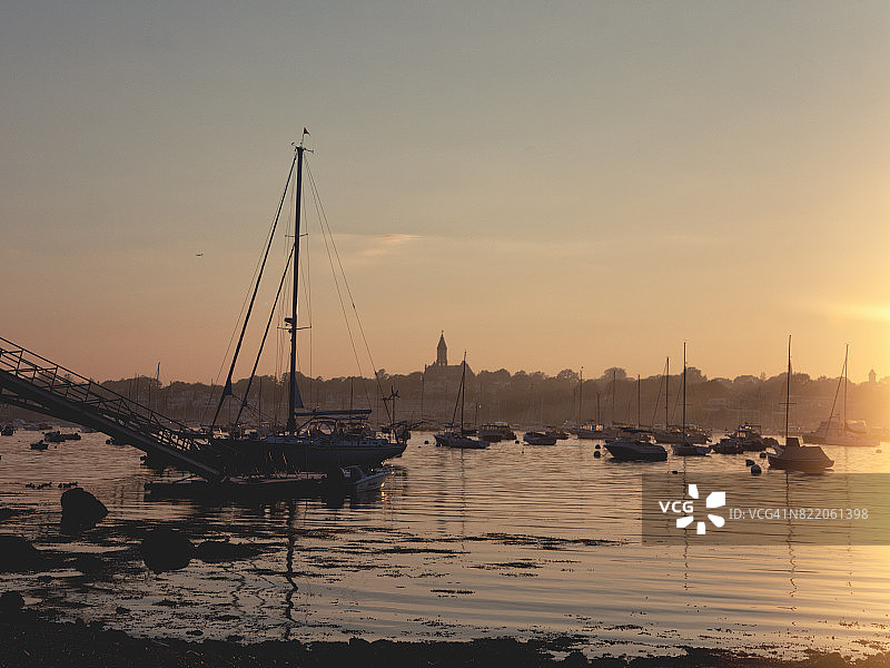 日落时分的帆船剪影图片素材
