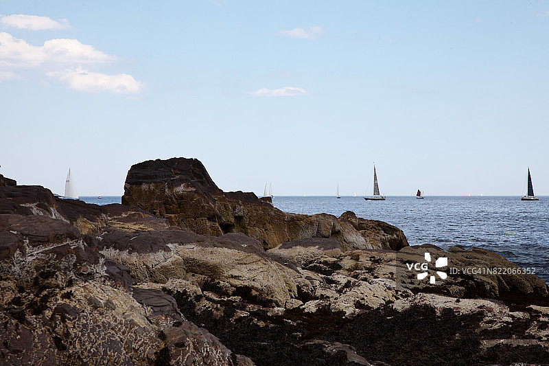 岩石海岸附近的帆船图片素材