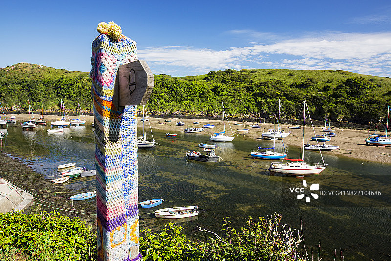 英国彭布罗克郡索尔瓦港的毛线涂鸦路标图片素材