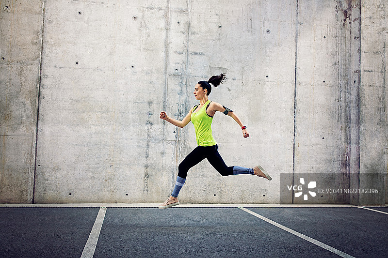 跑步的女孩图片素材