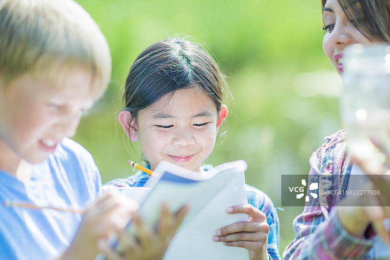 在笔记本上书写图片素材
