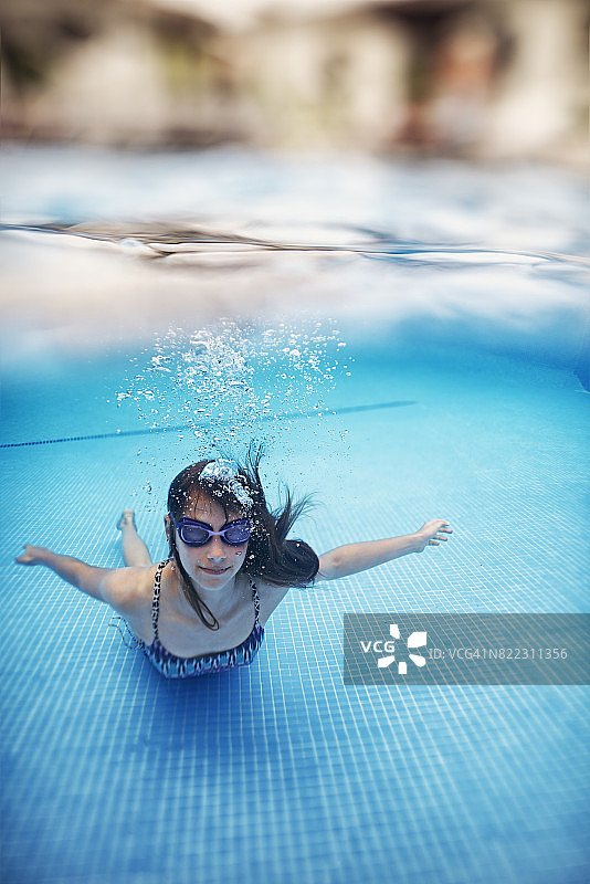 少女享受度假村泳池图片素材