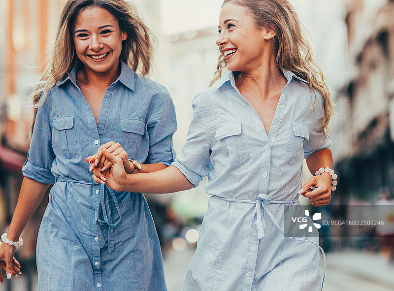 城市里快乐的双胞胎图片素材