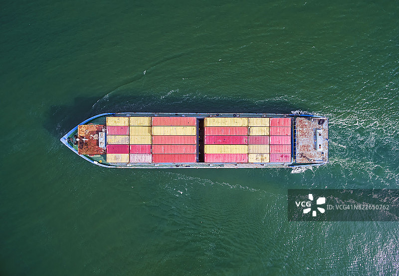 绿色海域的集装箱船航运鸟瞰图图片素材