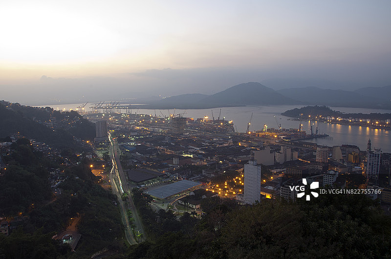 从蒙特塞拉特山俯瞰桑托斯市和港口图片素材