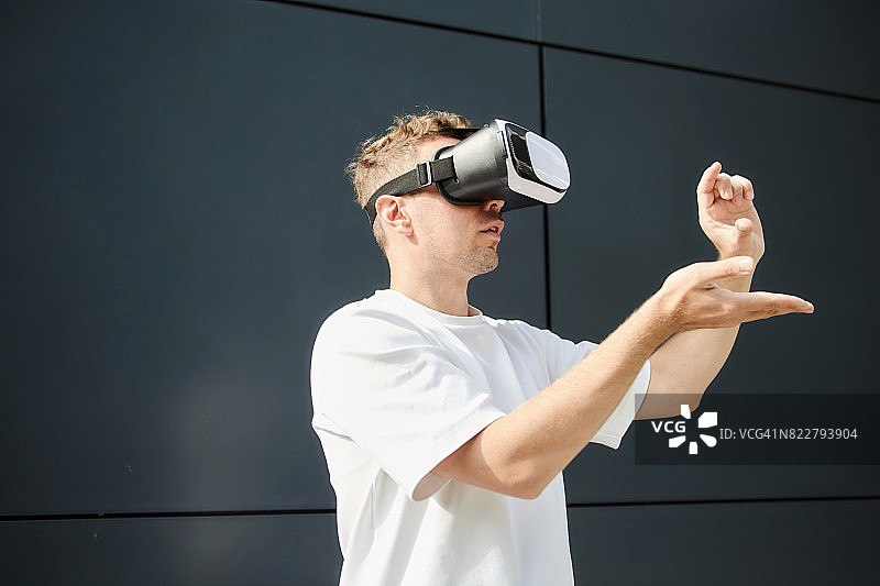 在户外戴VR眼镜的兴奋男人图片素材