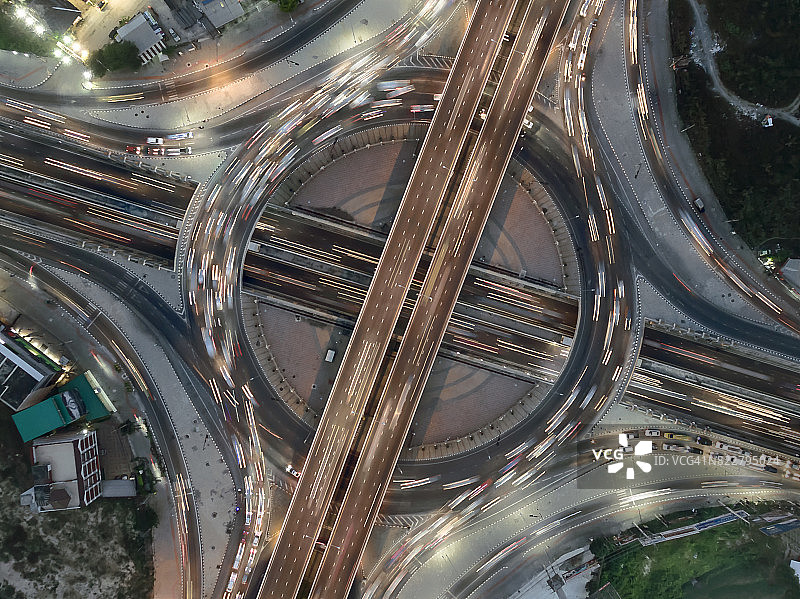 夜间鸟瞰：六车道大型环岛图片素材