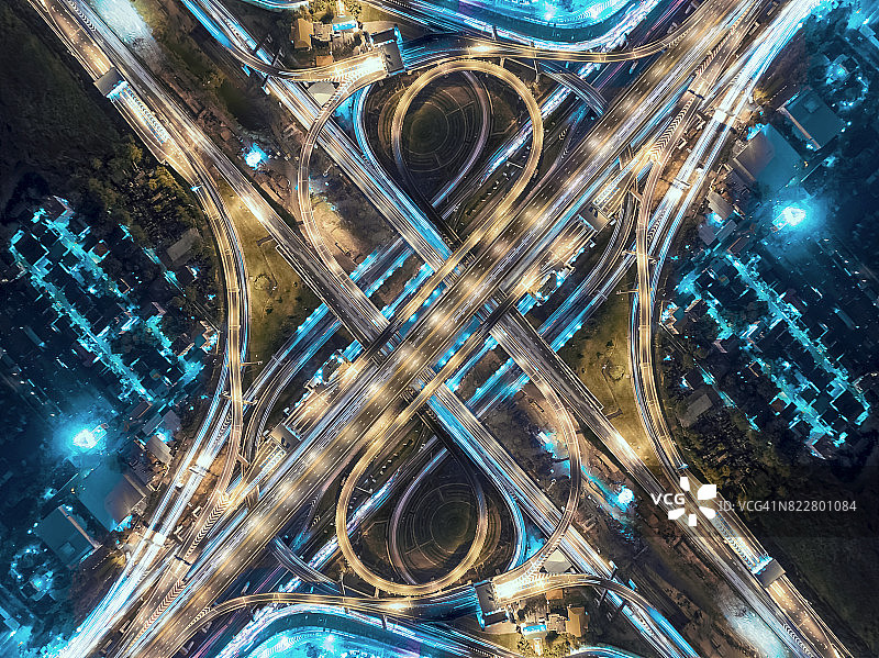 泰国夜间繁忙路口的航拍俯瞰图图片素材
