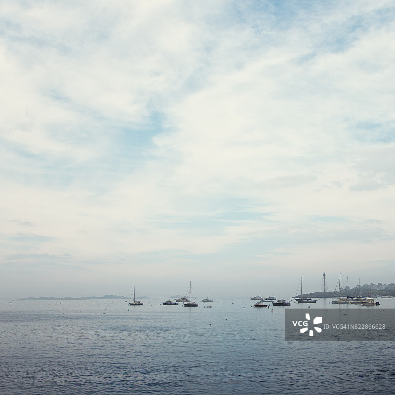 雾气笼罩的夏日，帆船，灯塔图片素材