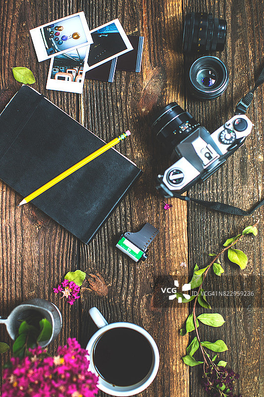 摄影师的配件在桌子上，概念摄影背景图片素材