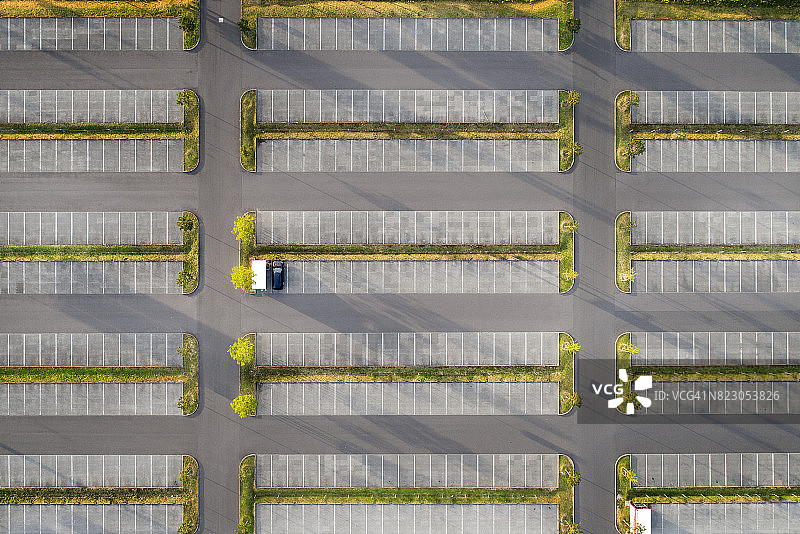 空旷的停车场鸟瞰图图片素材