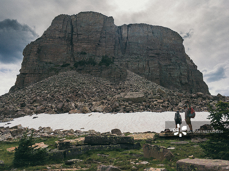 在悬崖底部图片素材