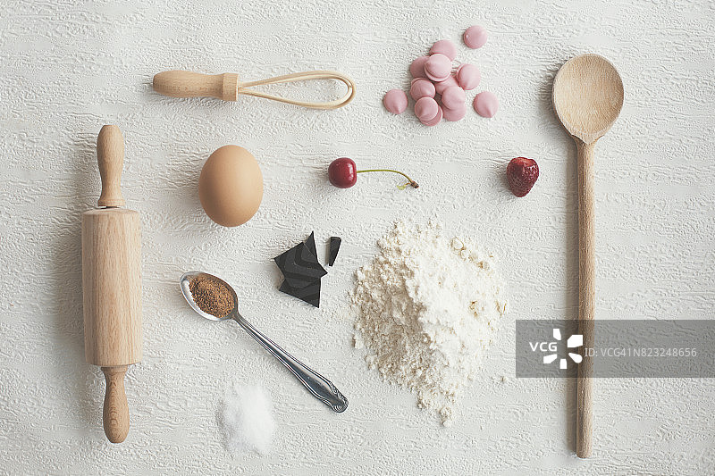 白色背景上的厨房用具和食物图片素材