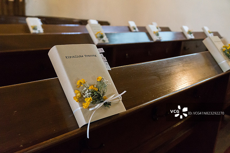 新教教堂内圣经上的婚礼打字图片素材