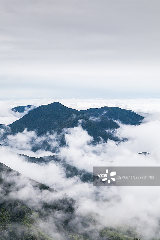 暴雨附近山顶上空的云彩图片素材