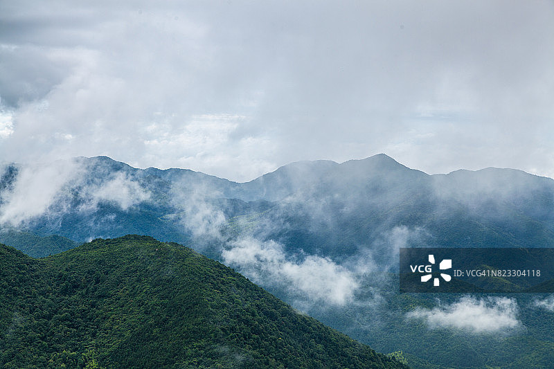 暴雨附近山顶上空的云彩图片素材