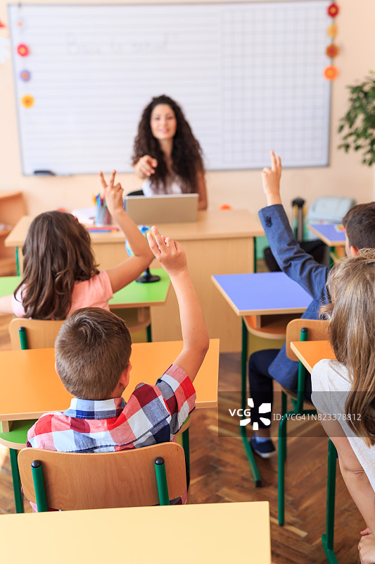 教室里的老师和学生图片素材