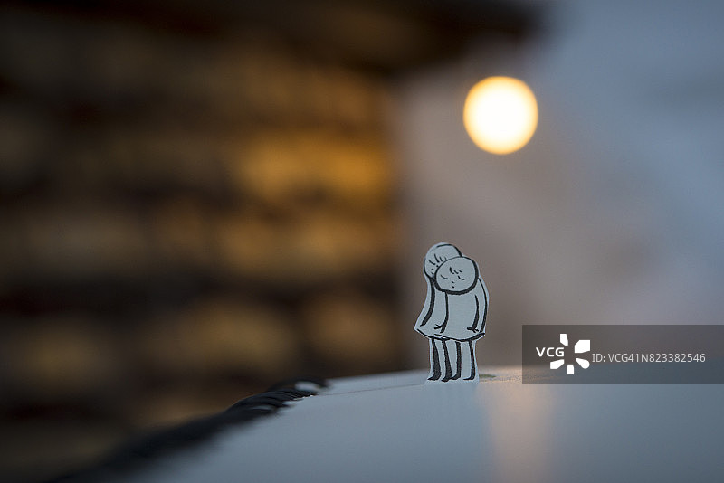 两人依偎在一起图片素材