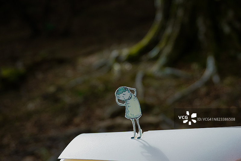 拿着帽子图片素材