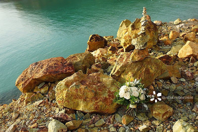 躺在岩石上的新娘捧花图片素材