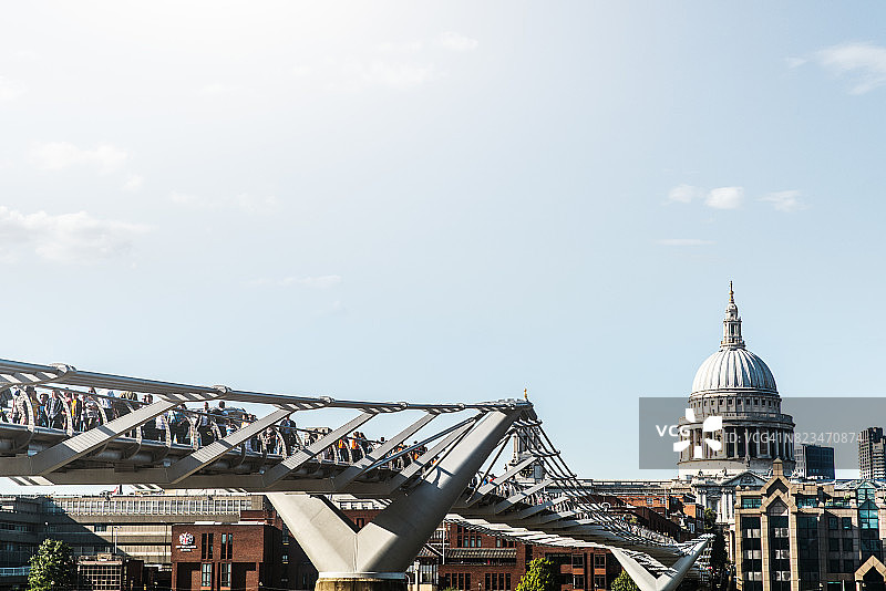 伦敦千禧桥和圣保罗大教堂图片素材