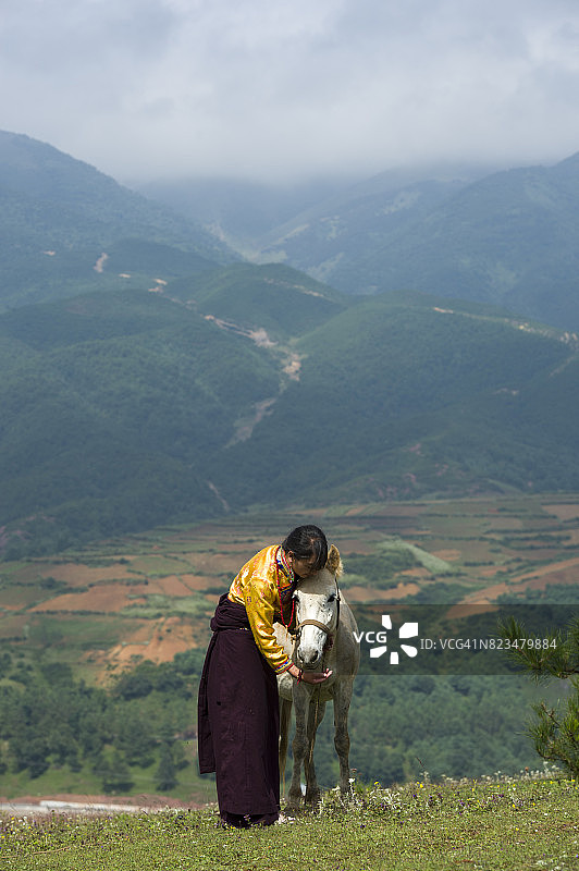 在草原村庄漫步的藏族女孩图片素材