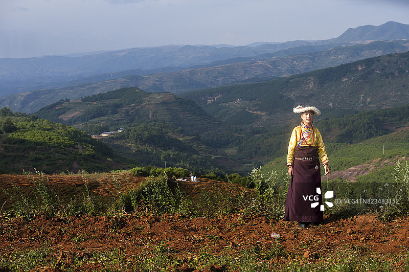在草原村庄漫步的藏族女孩图片素材