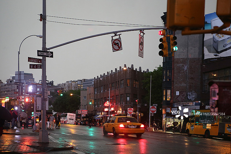 纽约曼哈顿西村暮色雨景图片素材