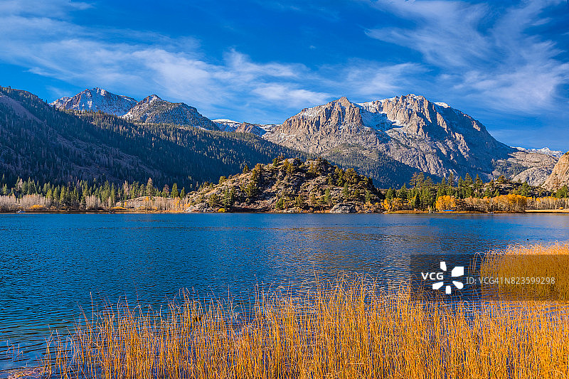 加州六月湖环线鸥湖的秋色图片素材