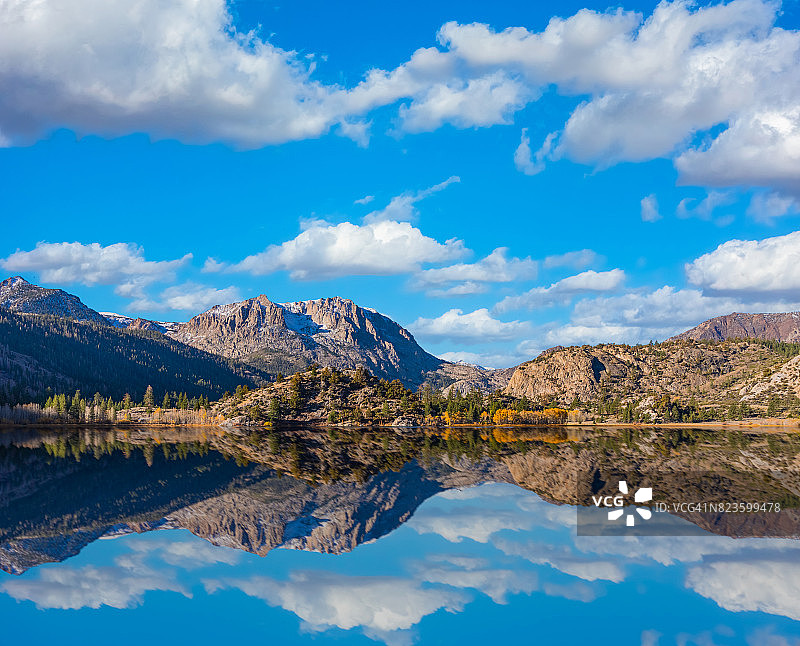六月湖环线中的鸥湖，内华达山脉图片素材