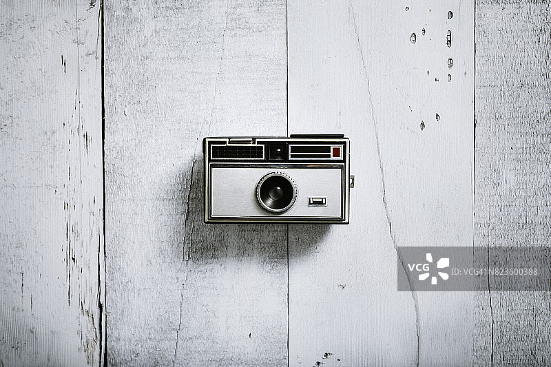 木质背景上的复古相机图片素材