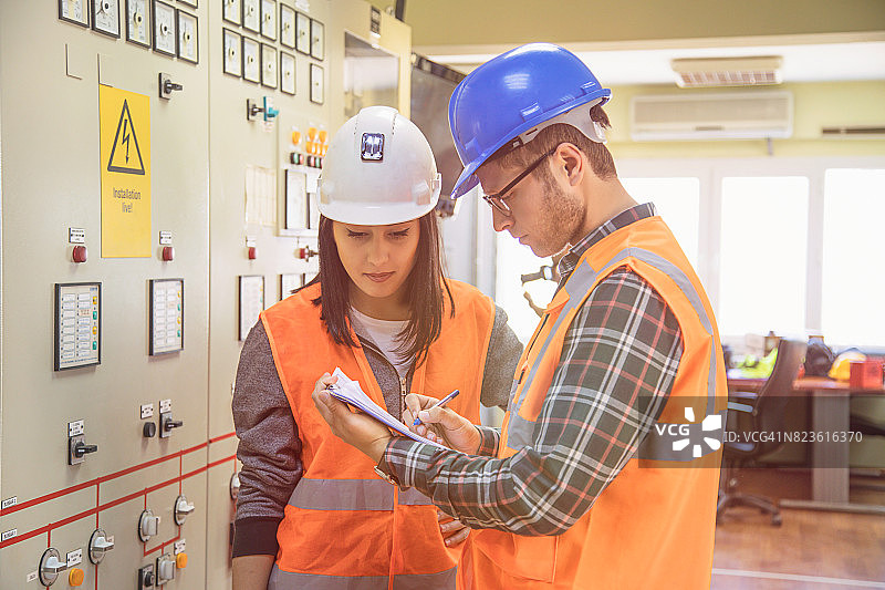 在电力变电站工作的专业工业工程师图片素材