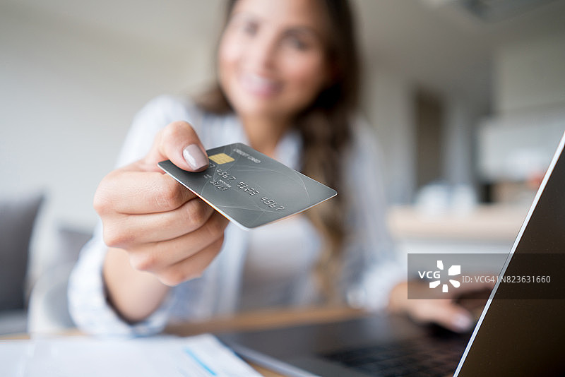 女人用信用卡进行在线支付图片素材