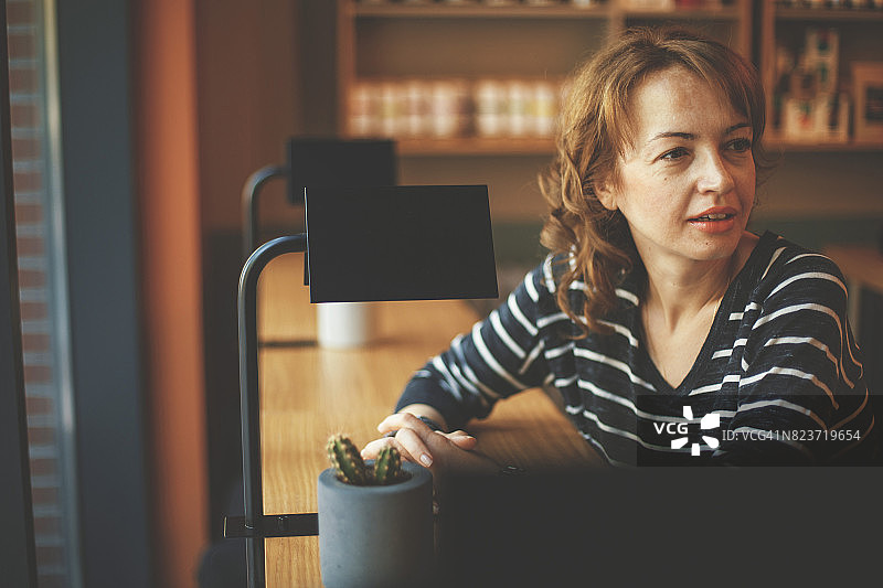 咖啡馆里一位中年女人的特写图片素材