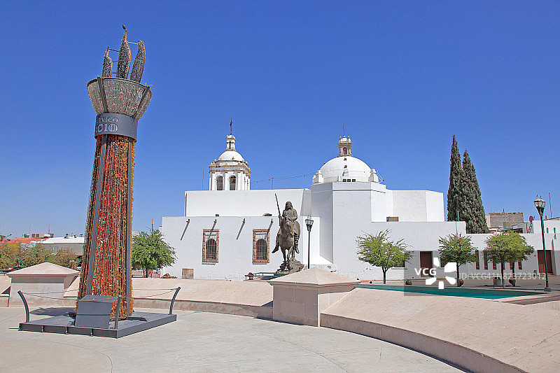 墨西哥奇瓦瓦的旧金山教堂和阿帕奇格罗尼莫纪念碑图片素材