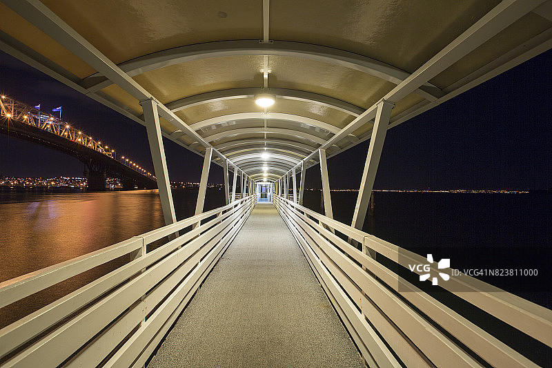 新西兰奥克兰海港大桥码头夜景图片素材
