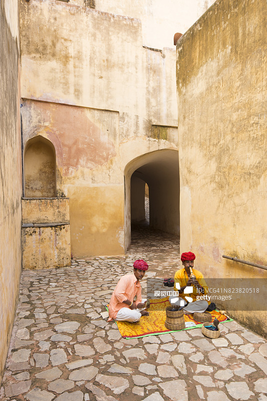 印度斋浦尔琥珀堡的耍蛇人，拉贾斯坦邦图片素材