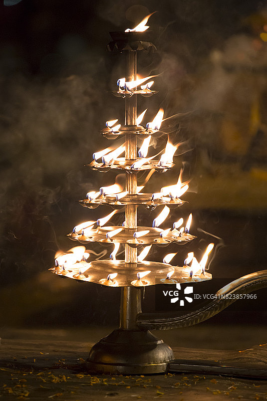 印度瓦拉纳西的祭司进行Agni Pooja图片素材