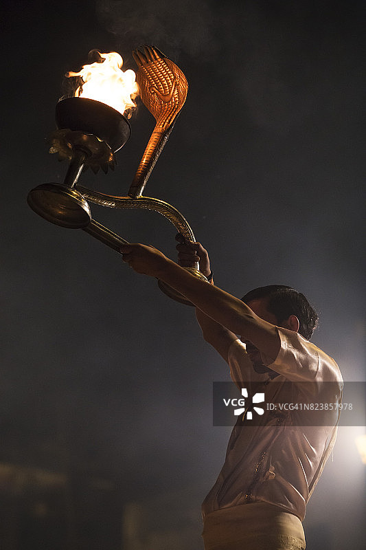 印度瓦拉纳西的祭司进行Agni Pooja图片素材