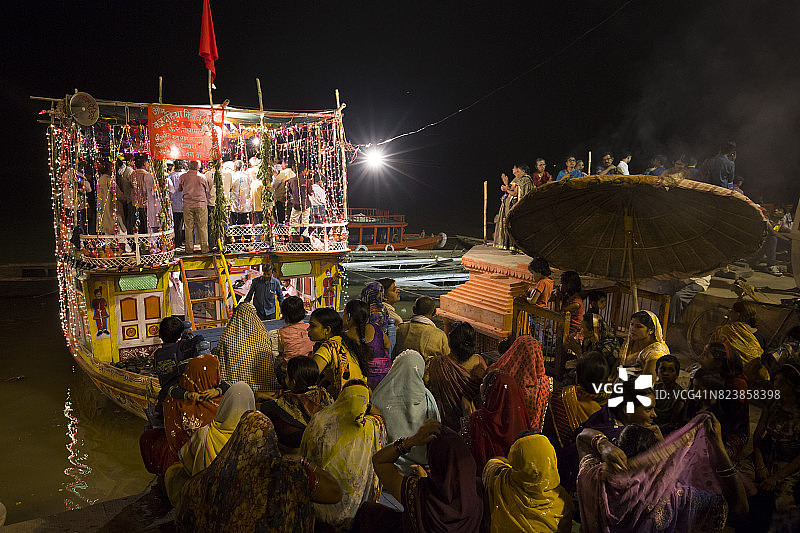 印度瓦拉纳西恒河夜祭图片素材