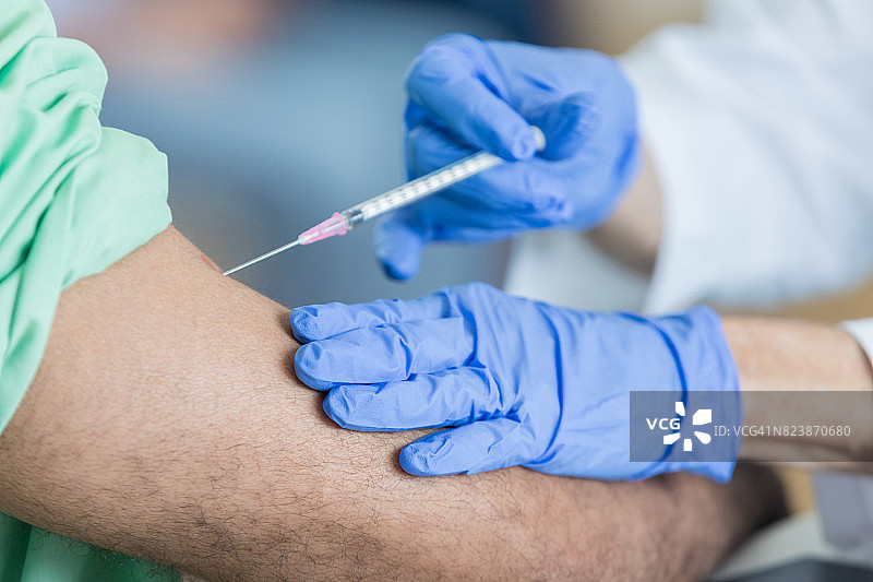 药剂师为顾客接种流感疫苗特写图片素材