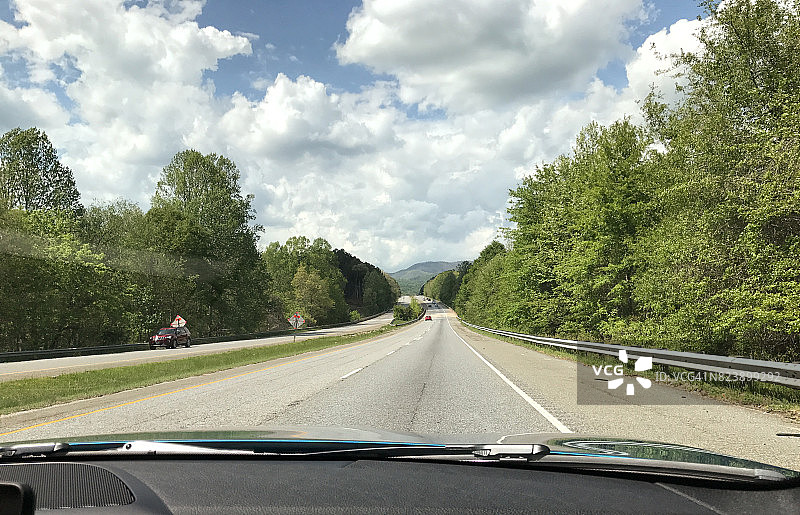 穿越烟雾山脉的公路旅行图片素材