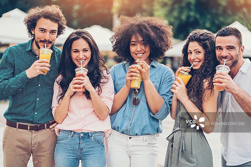 朋友们在喝果汁图片素材