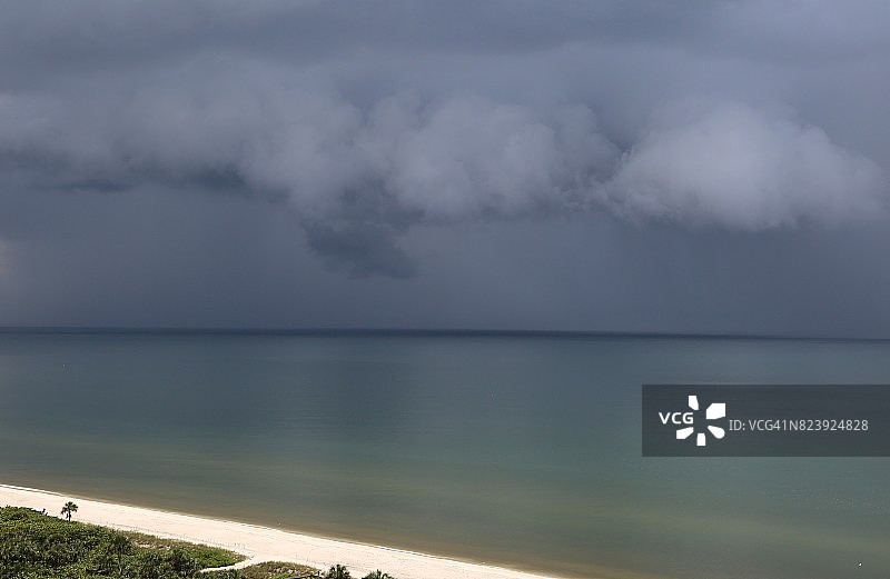 水面上的热带风暴图片素材