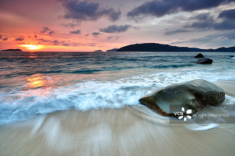哥打基纳巴卢海滩日落图片素材
