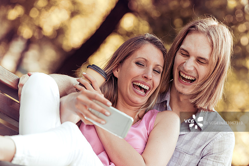 快乐的年轻夫妇图片素材