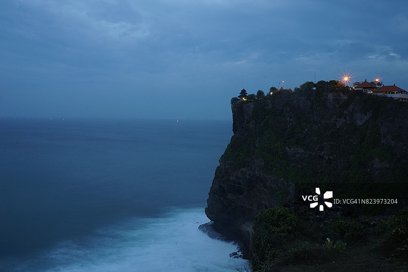 印度尼西亚巴厘岛乌鲁瓦图悬崖寺庙黄昏长曝光图片素材