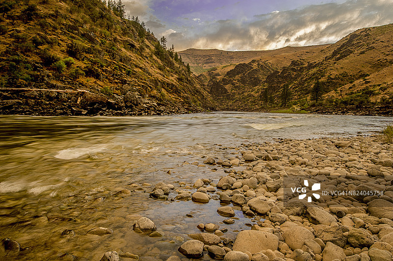 爱达荷州下萨蒙河日落图片素材