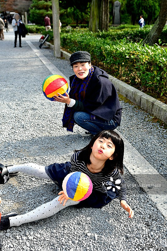 母女在京都东福寺玩纸气球图片素材